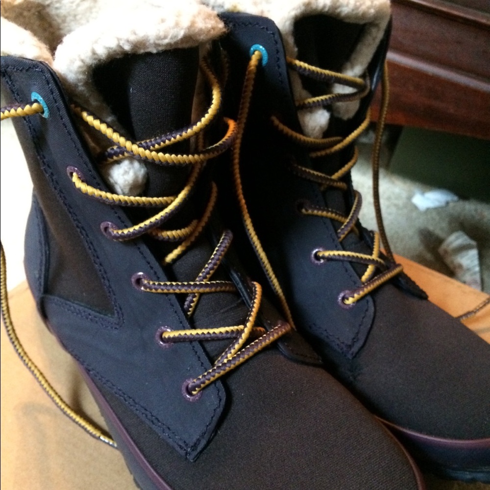 Women’s Bogs Skylar Lace boots size 9.